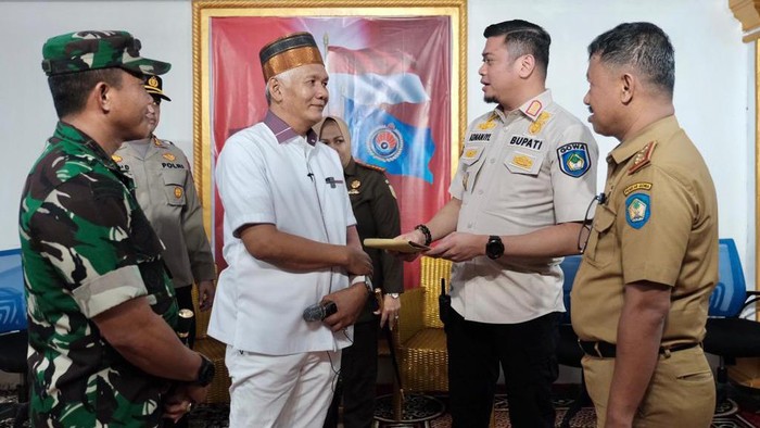 Pertemuan Bupati Gowa Adnan Purichta Ichsan dengan pimpinan aliran Bab Kesucian.