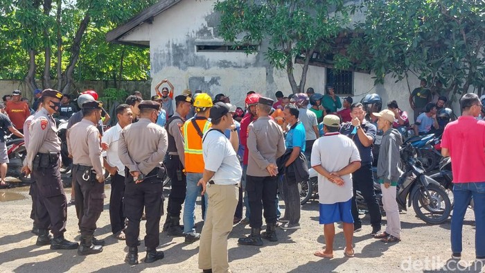 petani tambak geruduk graha pupuk indonesia