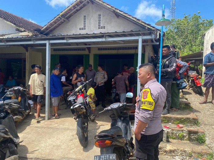 Polisi saat menemukan motor milik korban yang ditinggalkan pencurinya di bengkel di Panggang, Gunungkidul, karena kehabisan oli mesin, Jumat (13/1/2023).