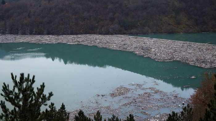 Potret Danau di Serbia yang Jadi Lautan Sampah Banyak sekali sampah yang menggenang di Danau Potpecko, Serbia. Sampah-sampah tersebut kebanayakan adalah botol plastik.