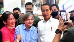 Potret Jokowi Shopping Malam-malam di Mal Kokas, Jajal Rompi Lokal