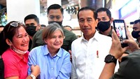 Kedatangan mendadak Jokowi itu membuat kaget para pedagang dan pengunjung Kokas. Mereka pun berfoto dengan Jokowi.