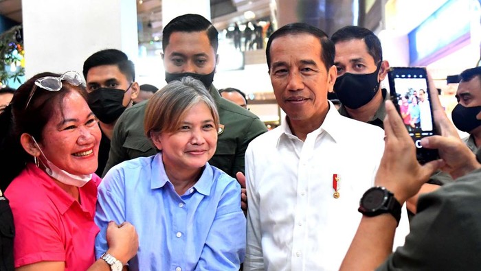 Potret Jokowi Shoping Malam-malam di Mal Kokas, Jajal Rompi Lokal Presiden Jokowi berkunjung ke pusat perbelanjaan Kota Kasablanka (Kokas), Jakarta Selatan, Kamis (12/1) malam. Jokowi sempat membeli rompi produk Eiger.