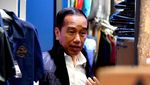 Potret Jokowi Shopping Malam-malam di Mal Kokas, Jajal Rompi Lokal