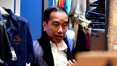 Potret Jokowi Shopping Malam-malam di Mal Kokas, Jajal Rompi Lokal