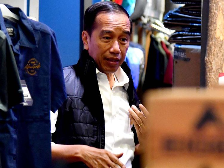Potret Jokowi Shopping Malam-malam di Mal Kokas, Jajal Rompi Lokal