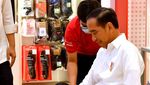 Potret Jokowi Shopping Malam-malam di Mal Kokas, Jajal Rompi Lokal