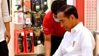 Jokowi juga sempat menjajal sebuah sepatu merek lokal.