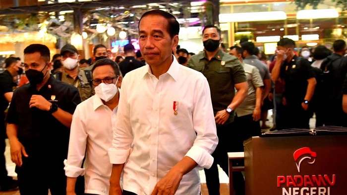 Presiden Jokowi berkunjung ke pusat perbelanjaan Kota Kasablanka (Kokas), Jakarta Selatan, Kamis (12/1) malam. Jokowi sempat membeli rompi produk Eiger.