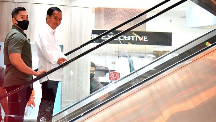 Potret Jokowi Shoping Malam-malam di Mal Kokas, Jajal Rompi Lokal Presiden Jokowi berkunjung ke pusat perbelanjaan Kota Kasablanka (Kokas), Jakarta Selatan, Kamis (12/1) malam. Jokowi sempat membeli rompi produk Eiger.