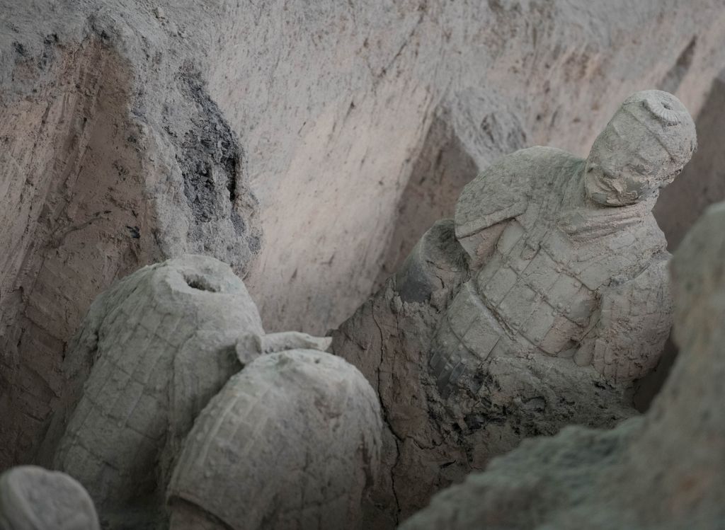 Prajurit Terakota Mausoleum Kaisar Qin Pertama, Xi'an dipajang pada 24 Juni 2018 di Xi'An, Tiongkok. Dibuat pada Dinasti Qin dari 246 SM hingga 208 SM, figur tersebut dibuat untuk menjaga makam kaisar dan ditemukan oleh arkeolog Tiongkok Zhao Kangmin pada tahun 1974.  (Dok. File -  Tao Zhang/Getty Images)