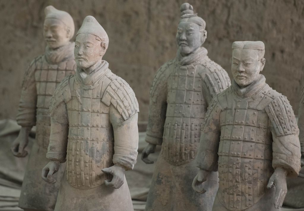 Prajurit Terakota Mausoleum Kaisar Qin Pertama, Xi'an dipajang pada 24 Juni 2018 di Xi'An, Tiongkok. Dibuat pada Dinasti Qin dari 246 SM hingga 208 SM, figur tersebut dibuat untuk menjaga makam kaisar dan ditemukan oleh arkeolog Tiongkok Zhao Kangmin pada tahun 1974. (Tao Zhang/Getty Images)