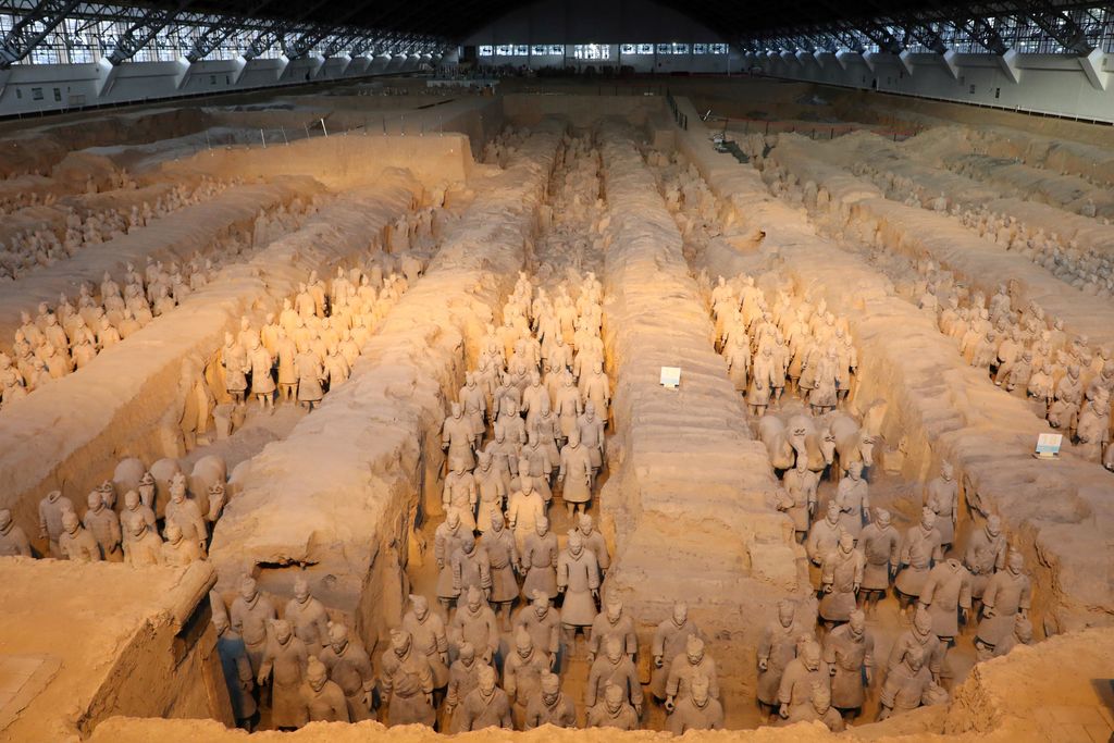 Prajurit terakota terlihat di Museum Prajurit Terakota dan Kuda Kaisar Qin Shihuang di Xian, di Provinsi Shaanxi, China barat laut pada 8 Januari 2018. (Dok. File - LUDOVIC MARIN/AFP via Getty Images)