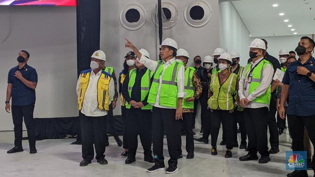 Preside Joko Widodo menghadiri Topping Off Indoor Multifunction Stadium Gelora Bung Karno, Jakarta, Jumat, (13/1/2023). Ini adalah stadion multifungsi pertama dan arena tertutup paling besar di Indonesia. (CNBC Indonesia/Emir Yanwardhana)