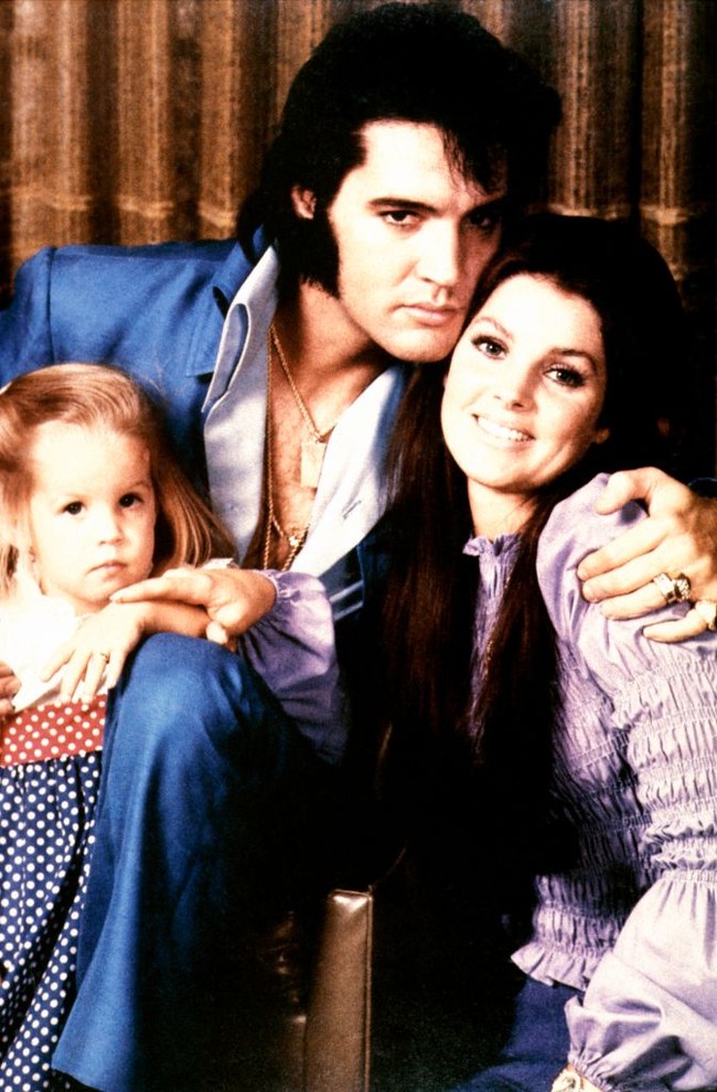 Di usia 5 tahun, Lisa Marie Presley harus menyaksikan perpisahan kedua orangtuanya. Elvis Presley dan Priscilla bercerai pada 1973, setelah enam tahun menjalani bahtera rumah tangga. Foto: Getty Images