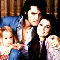 Di usia 5 tahun, Lisa Marie Presley harus menyaksikan perpisahan kedua orangtuanya. Elvis Presley dan Priscilla bercerai pada 1973, setelah enam tahun menjalani bahtera rumah tangga. Foto: Getty Images
