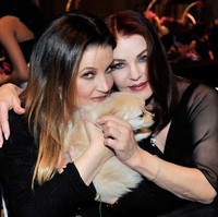 Lisa Marie Presley dan Priscilla Presley kerap menunjukkan kedekatan mereka sebagai ibu dan anak di muka publik. Keduanya sering terlibat proyek bersama seperti aksi sosial, penyelenggaraan pameran hingga saling mendukung dalam karier. Foto: Getty Images