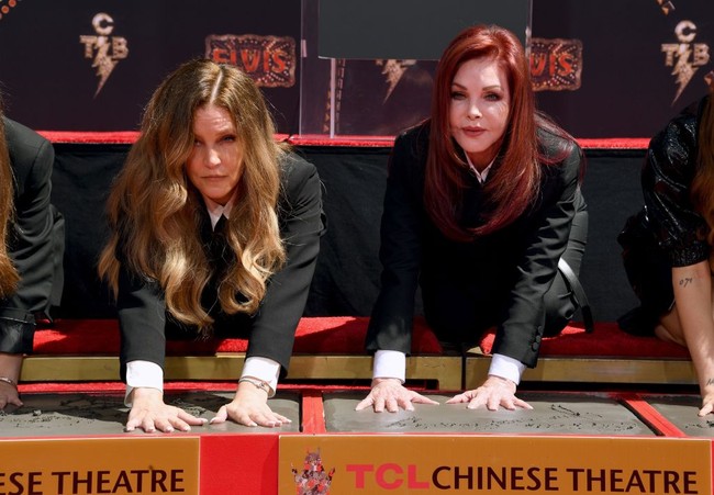Lisa Marie Presley (kiri) meninggal dunia pada Kamis (12/1/2023) akibat serangan jantung. Kematiannya yang mendadak membuat sang ibu, Priscilla Presley (kanan), syok. Foto: Getty Images
