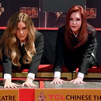 Lisa Marie Presley (kiri) meninggal dunia pada Kamis (12/1/2023) akibat serangan jantung. Kematiannya yang mendadak membuat sang ibu, Priscilla Presley (kanan), syok. Foto: Getty Images