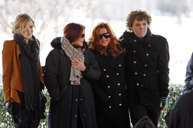 Sebelum ditinggal sang putri untuk selama-lamanya, Priscilla Presley juga telah kehilangan salah satu cucunya, Benjamin Keough (pertama dari kanan). Anak kedua dari Lisa Marie Presley itu meninggal di usia 27 tahun dengan luka tembak di tubuhnya. Foto: ASSOCIATED PRESS/Mark Humphrey