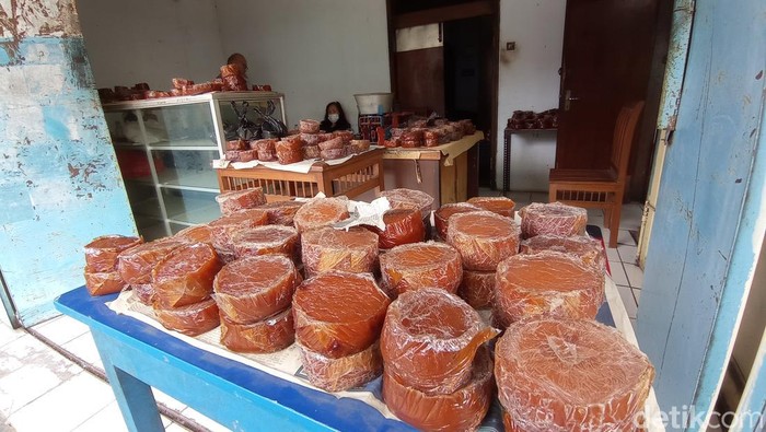 Produksi kue keranjang di Tasikmalaya.