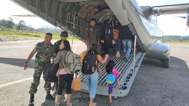 Proses evakuasi perempuan dan anak-anak imbas eskalasi serangan KKB meningkat di Pegunungan Bintang.