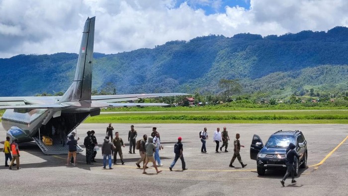 Proses evakuasi warga di Oksibil, Pegunungan Bintang, Papua Pegunungan imbas serangan KKB meningkat.