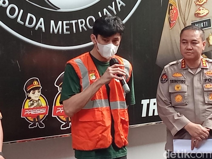 Revaldo Revaldo mengenakan jaket tahanan oranye.