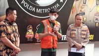 Pertama-tama saya ingin mengucapkan minta maaf kepada keluarga, sahabat, teman-teman dan semua yang suda mempercayai saya, kata Revaldo di Polda Metro jaya, Jumat (13/1/2023). Foto: Ahsan/detikHOT