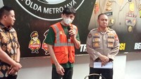 Revaldo mengaku dirinya sebagai pecandu. Dia merasa beruntung ditegur oleh polisi, Saya kambuh, saya pecandu yang mempunyai masalah mental. Terimakasih PMJ sama Dirnarkoba yang sudah menegur saya kembali. Lebih baik ditegur bapak-bapak dari pada ditegur yang Maha Kuasa, ucap Revaldo. Foto: Ahsan/detikHOT