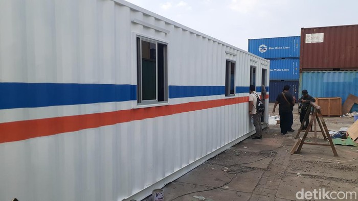 Pembuatan kontainer yang untuk hunian di bengkel kontainer Jalan Yos Sudarso Semarang, Jumat (13/1/2023).