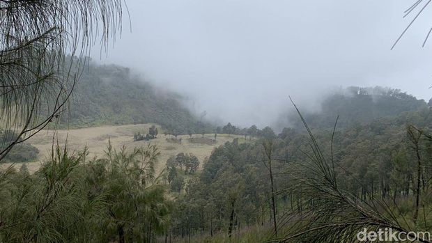 Salah satunya Gunung Butak. Gunung ini berada di perbatasan Blitar dan Malang.