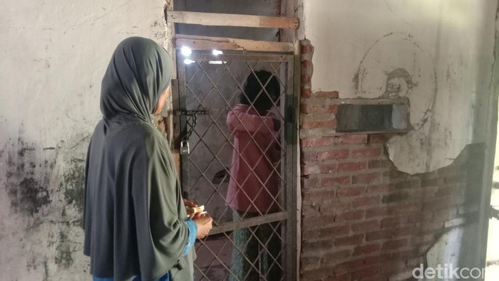 Safitri (47), warga Desa Singaraja, Kecamatan Indramayu, Kabupaten Indramayu, Jawa Barat, dikurung karena mengalami depresi.