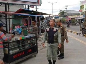 Satpol PP Bogor Tertibkan Puluhan PKL di Trotoar Pasar Cibinong