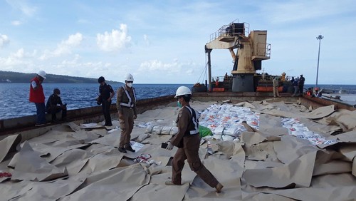 Sebanyak sebanyak 5.000 ton beras yang diimpor pemerintah tiba di Pelabuhan Tenau, Kota Kupang, Jumat (13/1/2023). (Yufen Ernesto/detikBali).