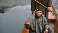 Danau Dal yang terkenal pun sebagian membeku, sehingga tukang perahu sulit untuk mengangkut penumpang dan turis. (Waseem Andrabi/Getty Images)  