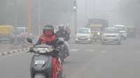 Jarak pandang di jalan pun sangat terbatas akibat kabut cuaca dingin. (Keshav Singh/Getty Images)  