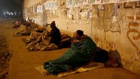Hawa dingin menjadi masalah yang berat bagi para tunawisma di Delhi. Mereka yang tidur di trotoar harus mengigil kedinginan. (Pankaj Nangia/Getty Images)  