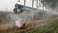 Penurunan suhu dan kabut tebal juga menggangu jadwal kereta api di India. Di India utara beberapa kereta mengalami keterlambatan, mulai dari enam hingga 10 jam, membuat rencana perjalanan orang menjadi kacau. (Shammi Mehra/AFP/Getty Images)  