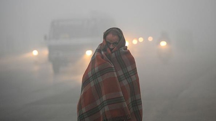 Sepekan Mencekam Gelombang Dingin di India NEW DELHI, INDIA - JANUARY 9: Heavy smog engulfed during early hours of morning resulting in low visibility at C Hexagun near India Gate on January 9, 2023 in New Delhi, India. (Photo by Sanchit Khanna/Hindustan Times via Getty Images)