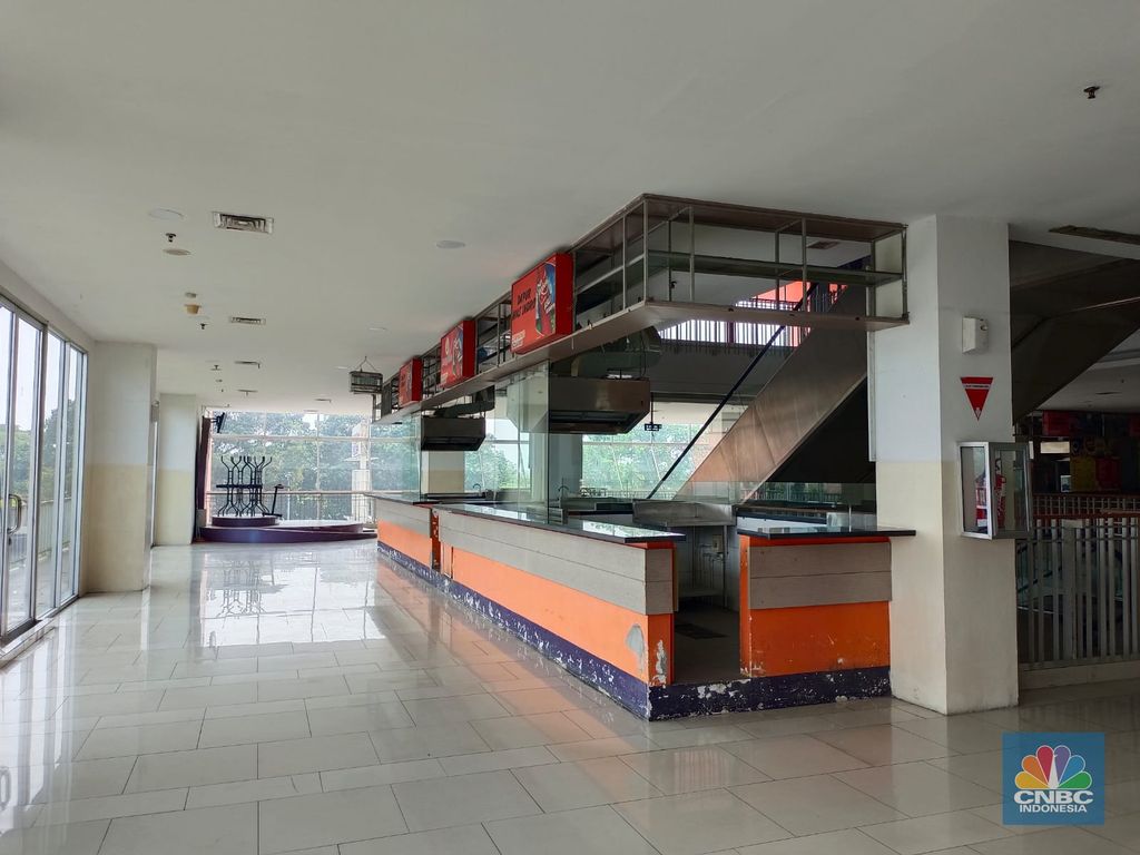 Sepi dan lenggangnya pusat perbelanjaan terkadang membuat pemiliknya memutuskan untuk menjual asetnya tersebut, seperti halnya Mal Cibinong Square yang berlokasi di wilayah Cibinong, Kabupaten Bogor, Jawa Barat. (CNBC Indonesia/Martyasari Rizky)