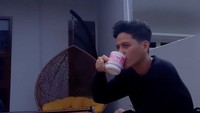 Di halaman rumahnya, Stevan Pasaribu pun terlihat menikmati secangkir minuman sambil bersantai bermain gitar. Foto: Instagram @stevan_pasaribu/Youtube