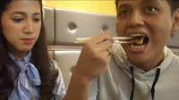 Belum jelas statusnya dengan Celine Evangelista, namun Stevan Pasaribu pernah terlihat kulineran bareng YouTuber Vhiendy Savella. Mereka pun menikmati gyoza. Foto: Instagram @stevan_pasaribu/Youtube