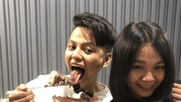  Kalau ini saat penyanyi 27 tahun itu sedang melahap kue ulang tahun yang diberikan kepadanya. Kuenya terlihat enak ya? Foto: Instagram @stevan_pasaribu/Youtube