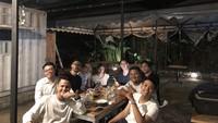 Bersama teman-temannya, penyanyi kelahiran Padang itu juga sedang seru nongkrong dan kumpul bersama di kafe. Foto: Instagram @stevan_pasaribu/Youtube