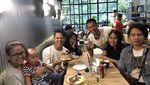 Momen Stevan Pasaribu Santai di Kafe hingga Makan Bareng Keluarga