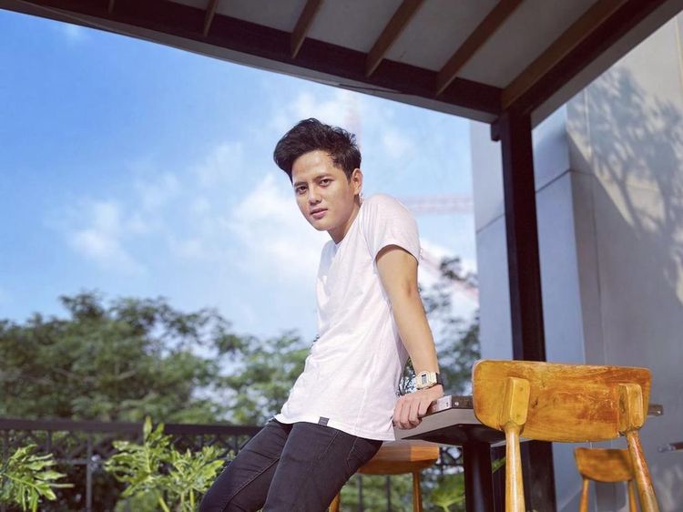 Momen Stevan Pasaribu Santai di Kafe hingga Makan Bareng Keluarga