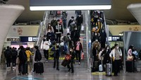 Liburan Tahun Baru Imlek kali ini akan menjadi yang pertama sejak 2020 tanpa pembatasan perjalanan domestik. Selama sebulan terakhir China telah melonggarkan kebijakan terkait COVID-19 menyusul protes bersejarah di negara itu. John Ricky/Anadolu Agency/Getty Images  