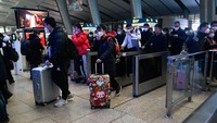 Migrasi tahunan dimulai dengan orang-orang yang kembali ke kampung halaman untuk merayakan Tahun Baru Imlek. Wang Zhao/AFP/Getty Images