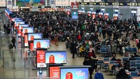 Penumpang menunggu untuk check-in di stasiun kereta api di Beijing. Imlek tahun ini diperingati sebagai tahun kelinci. Wang Zhao/AFP/Getty Images
